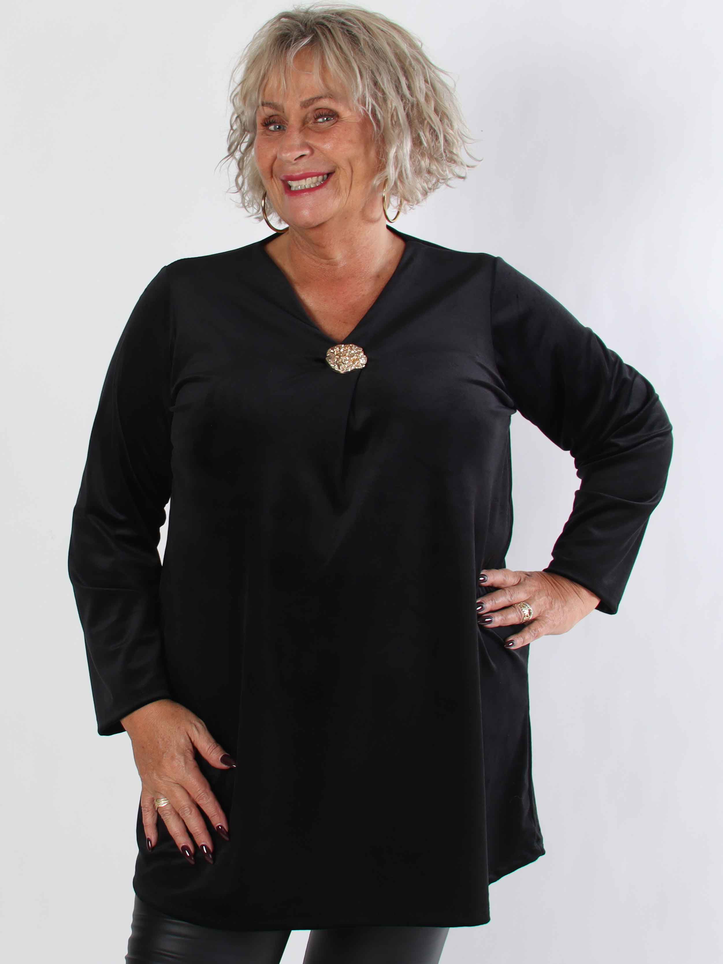 Ylva - Blød plus size tunikakjole i velour med guld broche